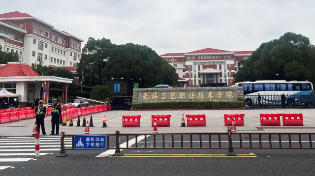 שוטרים הוצבו ליד שער הכניסה למכללה בעיר וושי בסין (צילום: רויטרס)