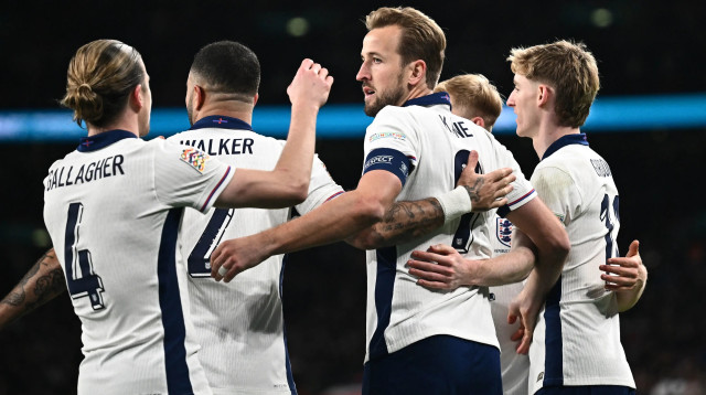 שחקני נבחרת אנגליה חוגגים עם הארי קיין (צילום: רויטרס)