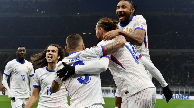 אדריאן ראביו ושחקני נבחרת צרפת חוגגים (צילום: רויטרס)