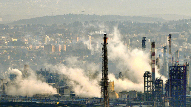 מפרץ חיפה, בהצעת חוק האקלים נכנס מנגנון שמאפשר שינוי של היעדים להפחתת פליטות גזי חממה (צילום: שי לוי, פלאש 90)