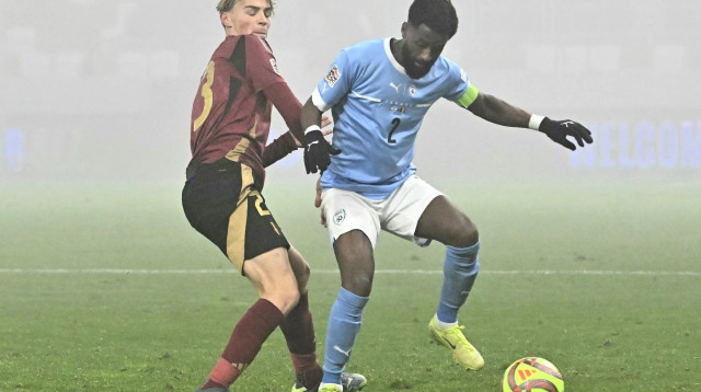 אלי דסה שחקן נבחרת ישראל מול מאטה סמטס שחקן נבחרת בלגיה (צילום: GettyImages, ATTILA KISBENEDEK/AFP)