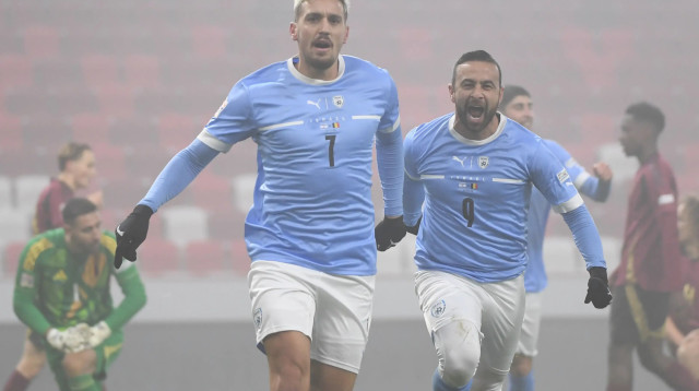 ירדן שועה עם דיא סבע שחקני נבחרת ישראל (צילום: אתר רשמי, ההתאחדות לכדורגל)