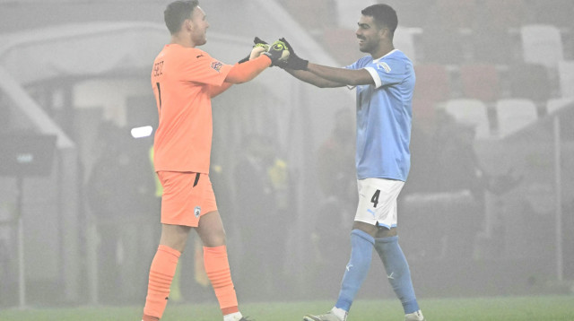 שוער נבחרת ישראל דניאל פרץ עם רז שלמה (צילום: GettyImages, ATTILA KISBENEDEK/AFP)