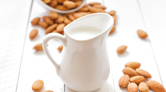חלב שקדים (צילום: אינגאימג')