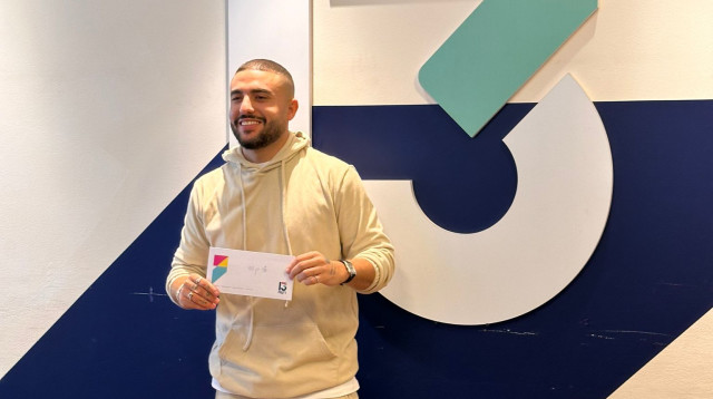 אור בן דוד מקבל את הצ'ק (צילום: יחצ)