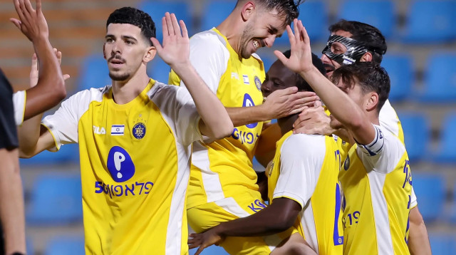 שחקני מכבי תל אביב חוגגים עם הנרי אדו (צילום: מאור אלקסלסי)