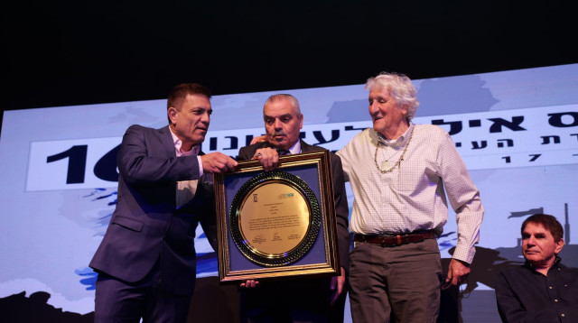 מאיר עוזיאל זוכה בפרס מפעל החיים בכנס העיתונות ה-16 באילת (צילום: אודי פורטל, אגודת העיתונאים בת"א)