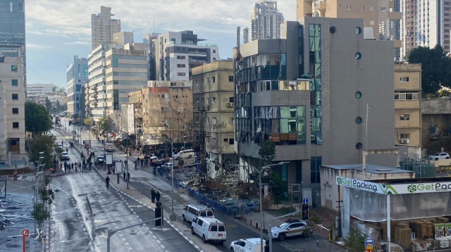 זירת הפגיעה הישירה ברמת גן (צילום: אבשלום ששוני)