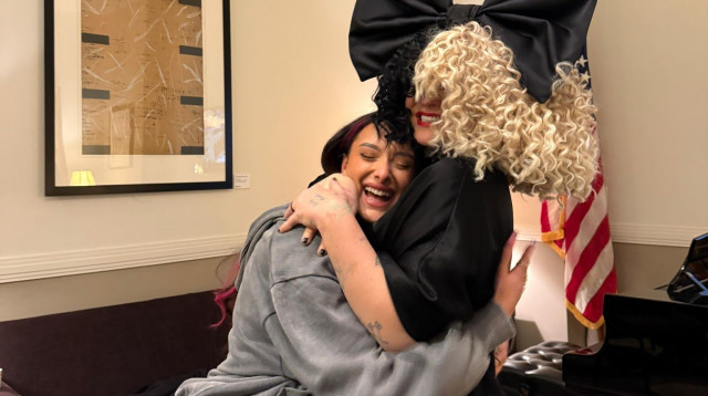 עדן גולן לצד הזמרת סיה (צילום: יח"צ)