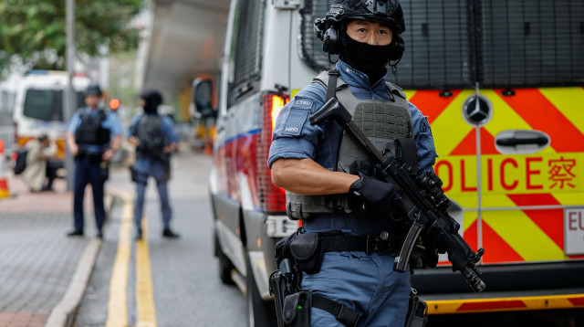 שוטרים חמושים עומדים על המשמר (צילום: רויטרס)