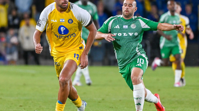 שחקן מכבי תל אביב רז שלמה, מול שחקן מכבי חיפה דיא סבע (צילום: ברני ארדוב)