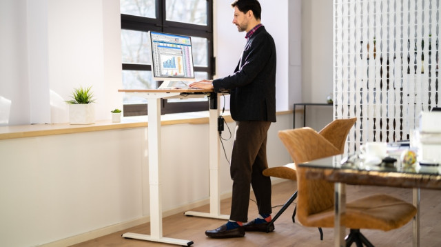 שולחן עמידה. לא מחליף פעילות גופנית (צילום: שאטרסטוק)