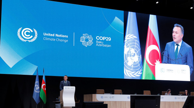 ועידת האקלים COP29 בבאקו. על רקע התמונה, שר הסביבה והאקלים הנוורוגי  (צילום: רויטרס)
