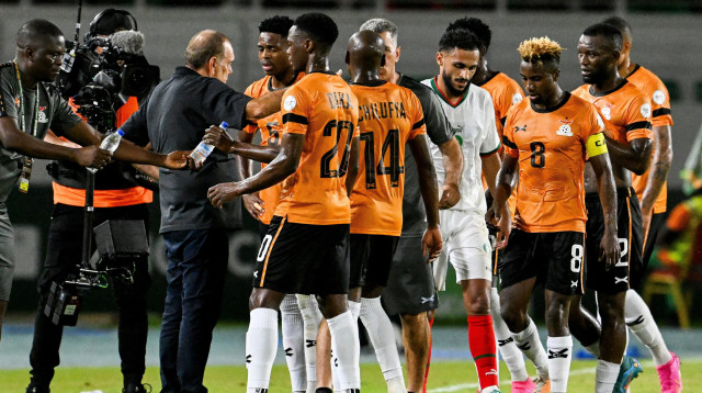 אברהם גרנט מאמן נבחרת זמביה עם שחקניו (צילום: GettyImages, SIA KAMBOU/AFP)