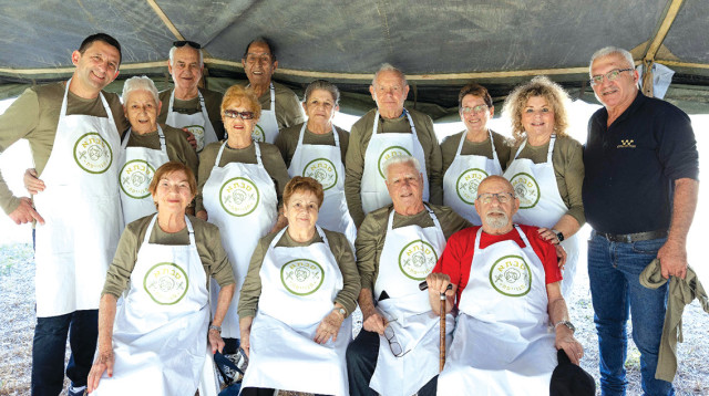 סבא וסבתא במלחמה, הקימו פודטראק לחיילים (צילום: גלעד קוולרצ'יק)