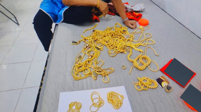 חלק מהזהב שהמנקה גנבה, העונש שקיבלה השאיר אותנו בהלם (צילום: רשתות חברתיות)