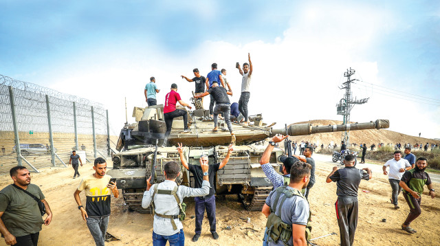 פלסטינים לאחר שחצו את גדר הגבול  (צילום: עבד רחים חטיב, פלאש 90)