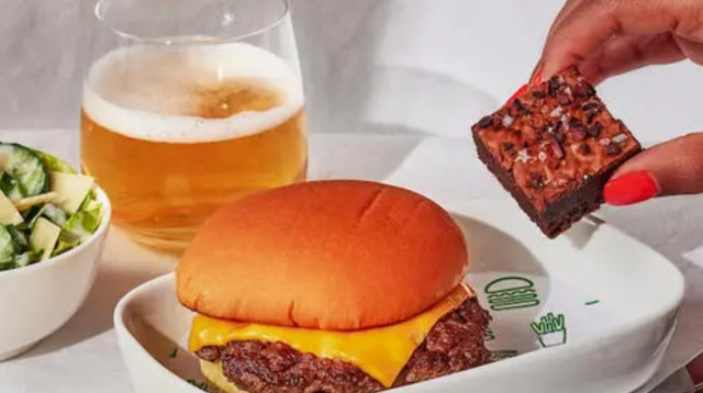 המבורגר שייק שאק במחלקה ראשונה (צילום: Delta)