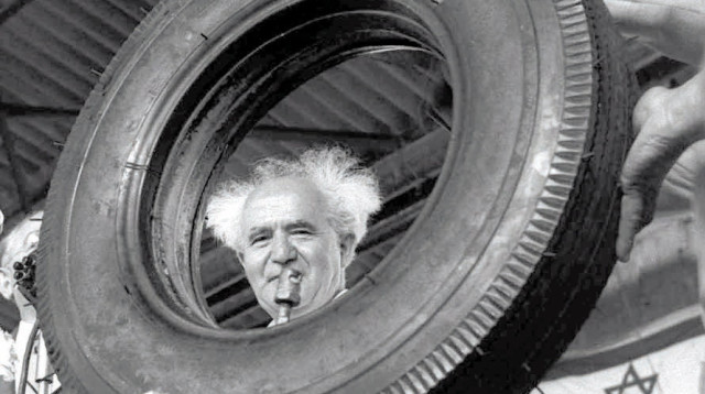 דוד בן גוריון במפעל "אליאנס" (צילום: לע"מ)