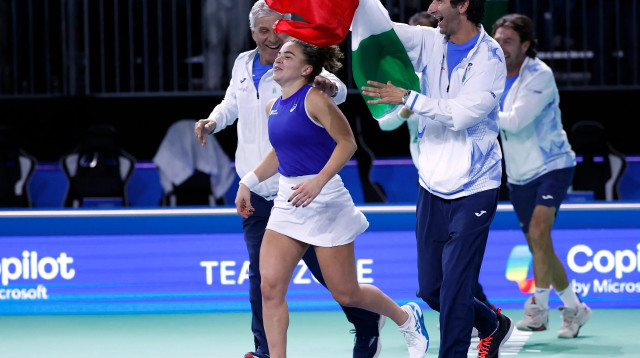 ג'זמין פאוליני במדי נבחרת איטליה אחרי הזכייה בגביע בילי ג'ן קינג (צילום: רויטרס)