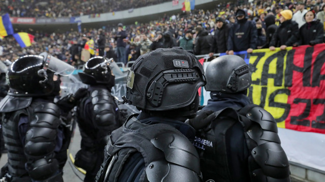 משטרת רומניה מול אוהדי הנבחרת במשחק מול קוסובו (צילום: GettyImages)