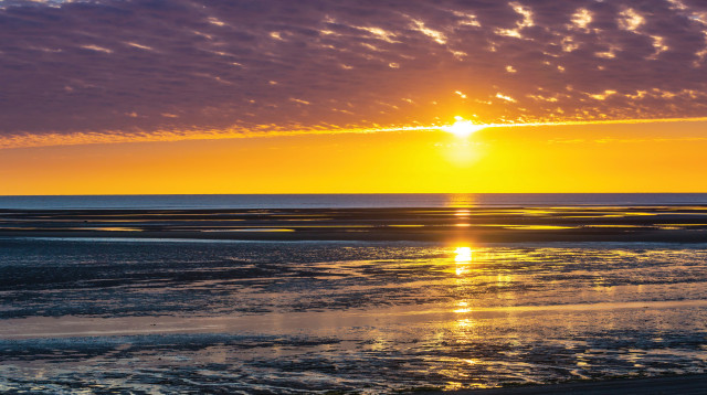 שקיעה על חוף הים (צילום: אינג אימג')