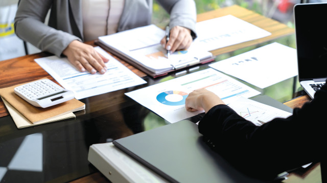 תכנון פיננסי בבנק (צילום: אינג אימג')