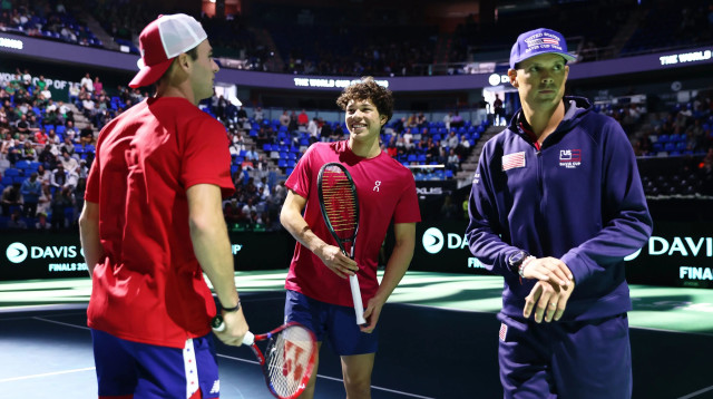 בוב בריאן קפטן נבחרת ארה"ב עם הטניסאים בן שלטון, טומי פול לפני משחק גביע דייויס (צילום: GettyImages, Matt McNulty)
