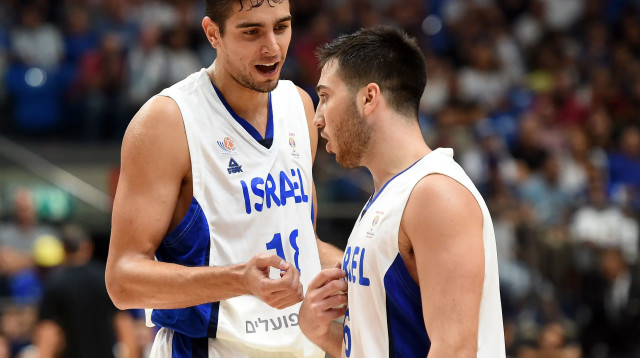 תמיר בלאט איתי שגב נבחרת ישראל (צילום: ברני ארדוב)