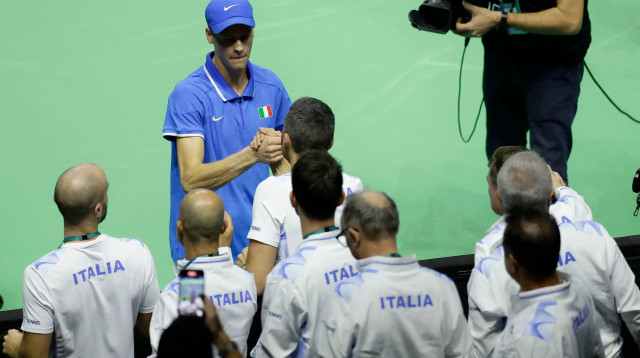 יאניק סינר עם חברי נבחרת איטליה, גביע דייויס (צילום: רויטרס)