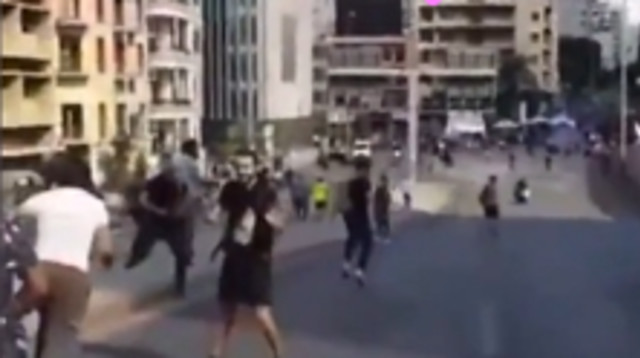 תומכי חיזבאללה נרדפים בביירות (צילום: צילום מסך רשתות ערביות)