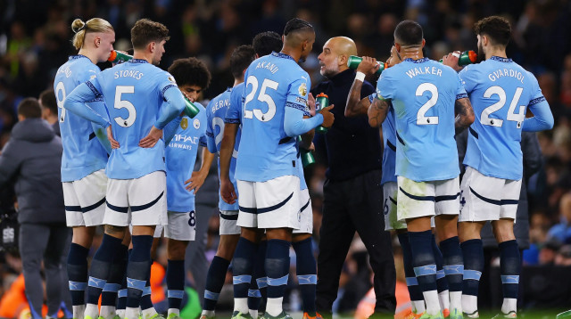 פפ גווארדיולה עם שחקני מנצ'סטר סיטי (צילום: רויטרס)