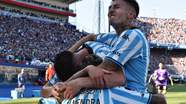 אדריאן מרטינס ושחקני ראסינג קלוב חוגגים (צילום: GettyImages, Christian Alvarenga)