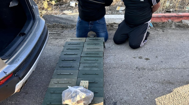 העצורים והתחמושת שנתפסה (צילום: דוברות המשטרה)