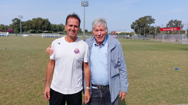 רוני לוי לצד יואב כץ (צילום: אתר רשמי, הפועל חיפה)