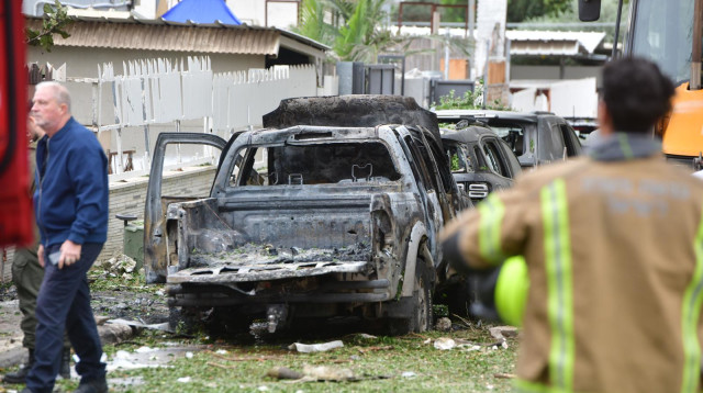 זירת הנפילה בפתח תקווה (צילום: אבשלום ששוני)