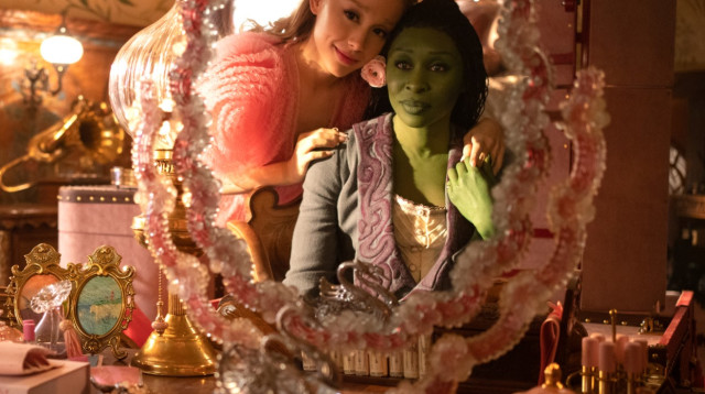 אריאנה גרנדה בתפקיד גלינדה וסינתיה אריבו בתפקיד אלפבה, בסצנה מתוך הסרט החדש "מרשעת" (צילום: באדיבות טוליפ אינטרטיימנט)