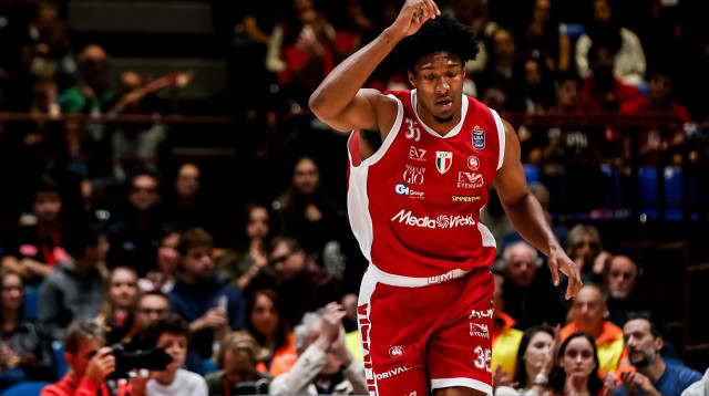 דייויד מקורמק במדי אולימפיה מילאנו (צילום: GettyImages, Roberto Finizio)