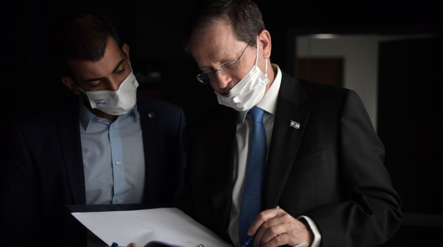 נשיא המדינה הרצוג ודוברו, נאור יחיא (צילום: לע"מ)