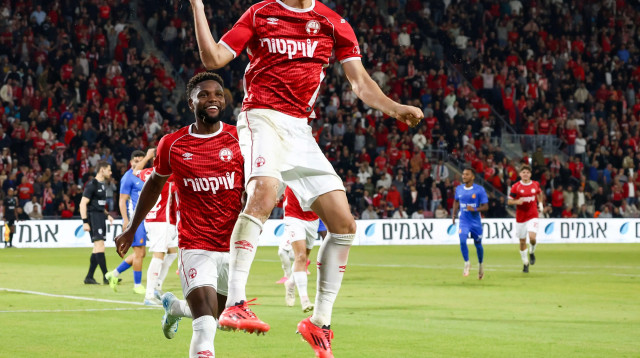 שחקן הפועל באר שבע מתן בלטקסה חוגג (צילום: דני מרון)