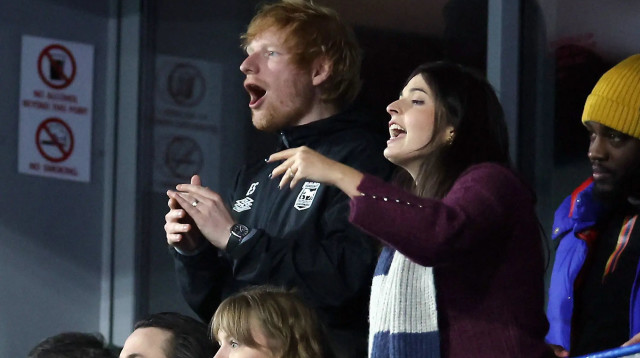 הזמר אד שירן ביציע במשחק של איפסוויץ' מול מנצ'סטר יונייטד (צילום: רויטרס)