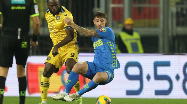 מתיאה ויטי שחקן אמפולי מול קינן דייויס שחקן אודינזה (צילום: GettyImages, Gabriele Maltinti)