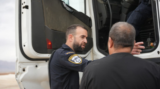 פעילות אכיפת תנועה נגד כלי רכב משא כבד (צילום: דוברות המשטרה)