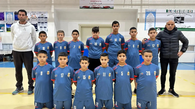 מימין – חמד אבו אלקיעאן, שחקני קבוצת הילדים של מכבי חורה והמאמן אבוענזה (צילום: אתר רשמי, איגוד הכדוריד, באדיבות מכבי עירוני חורה)