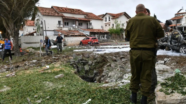 זירת נפילה בשכונת שעריה , פתח תקווה , 24 בנובמבר 2024 (צילום: ראובן קסטרו)