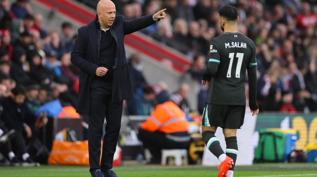 מאמן ליברפול ארנה סלוט עם מוחמד סלאח (צילום: GettyImages, Catherine Ivill - AMA)