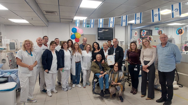 דב אלקנתי והצוות הרפואי בבני ציון (צילום: קרן כבירי)