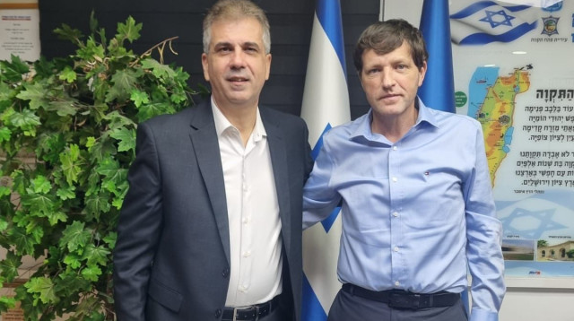 השר אלי כהן עם ראש עיריית פ"ת רמי גרינברג (צילום: דוברות שר האנרגיה)