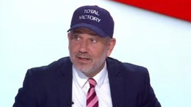 ינון מגל עם כובע הניצחון המוחלט (צילום: צילום מסך לפי סעיף 27א)