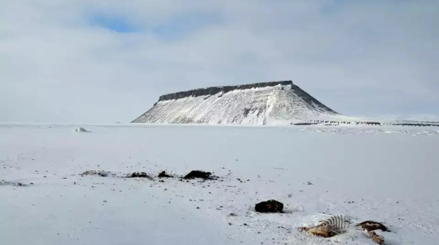 מחנה סנצ'ורי, מתקן צבאי נטוש מתקופת המלחמה הקרה, התגלה מחדש מתחת לקרח (צילום: Chad Greene)